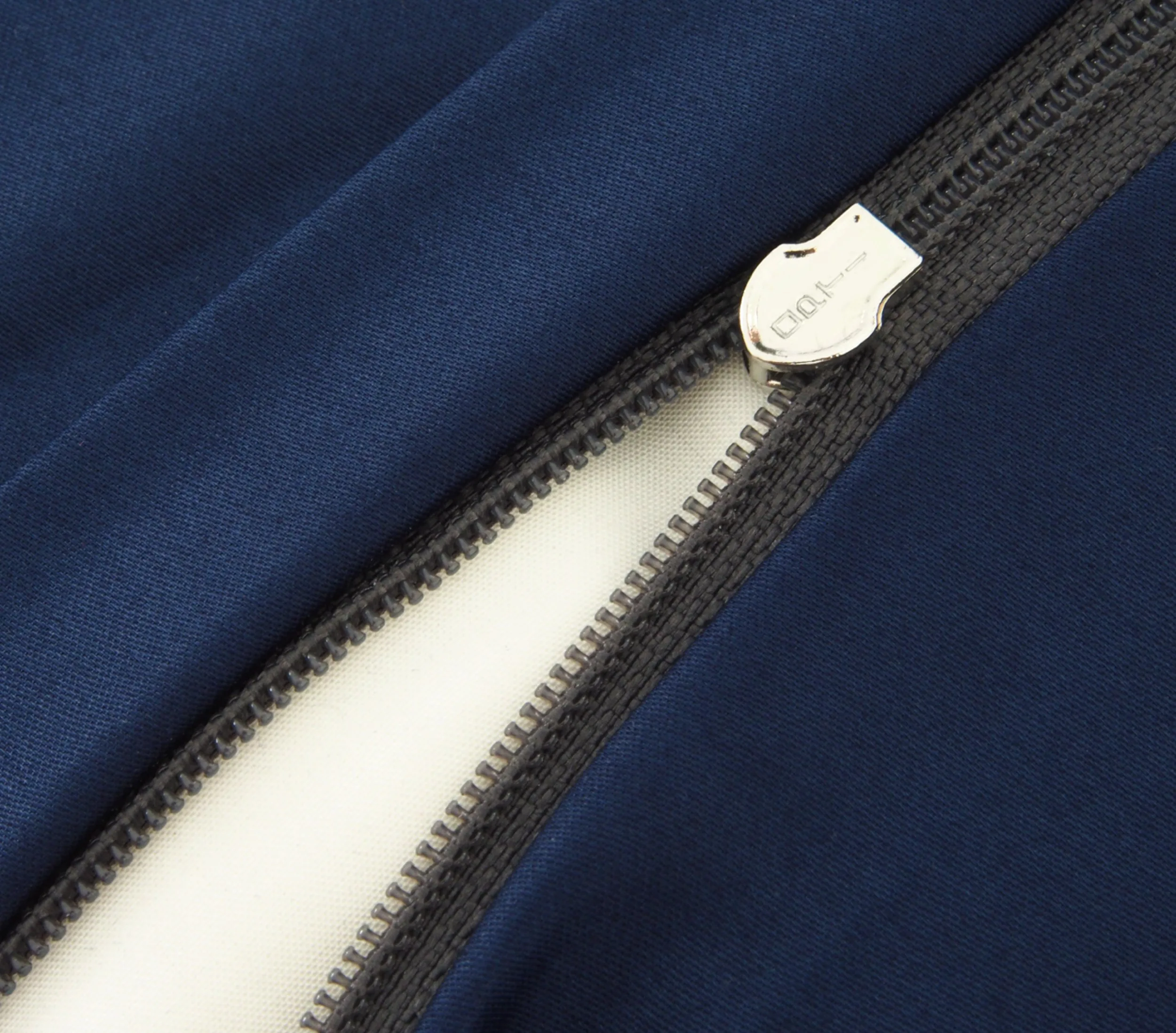 Black Premium Schweizer Satin 8200 Marine – Reißverschluss