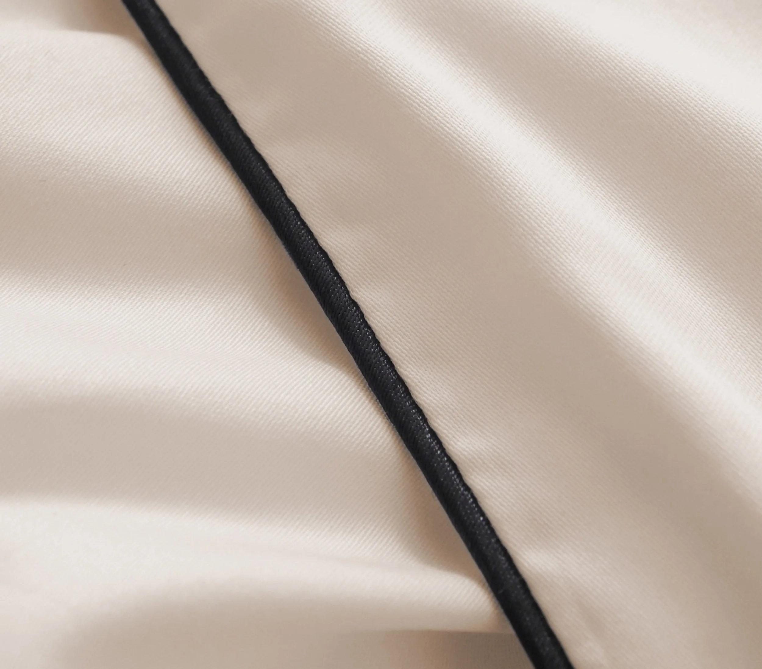 Black Premium Schweizer Satin 8200 Perle – Material
