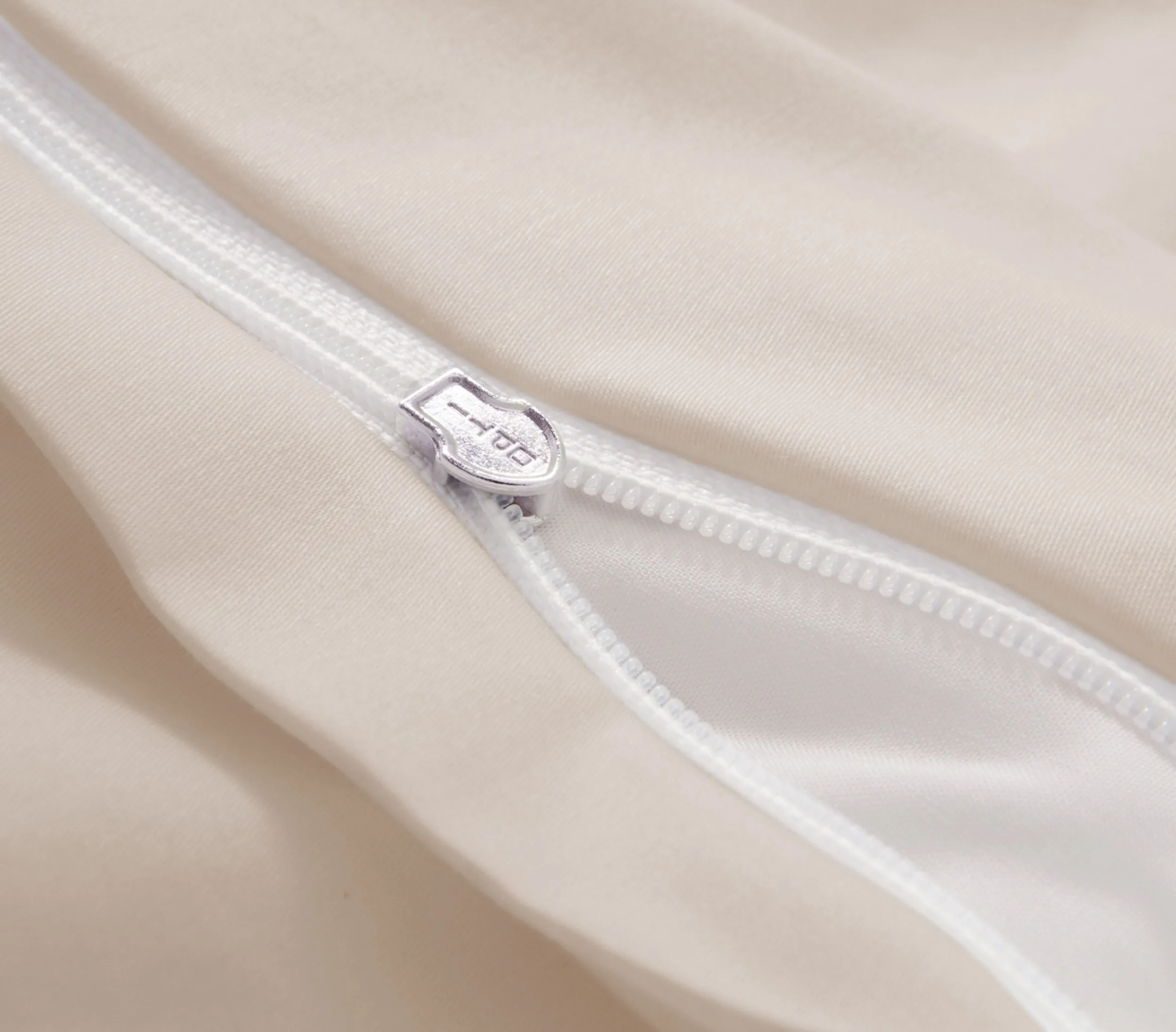 Black Premium Schweizer Satin 8200 Perle – Reißverschluss