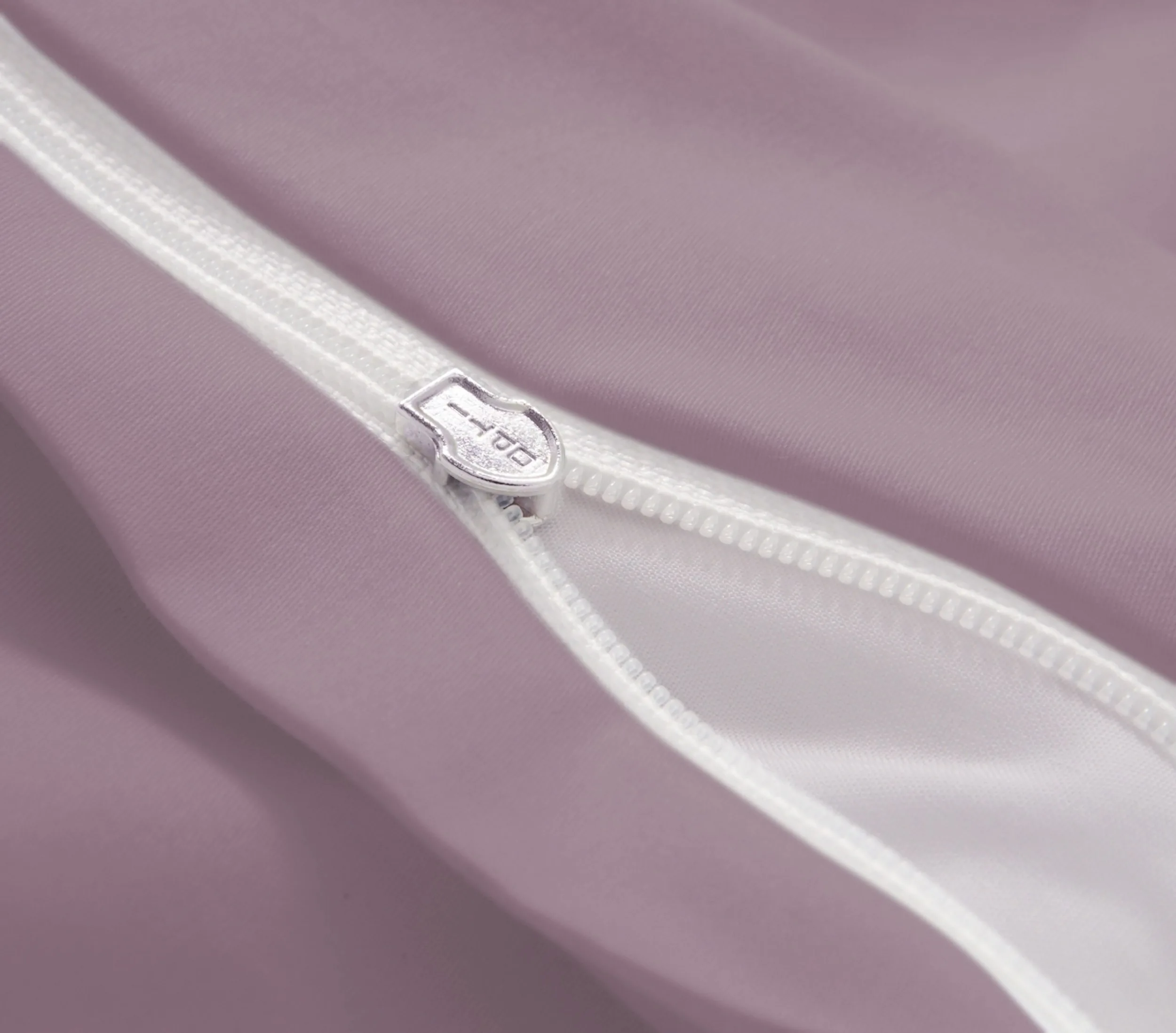 Black Premium Schweizer Satin 8200 Mauve – Reißverschluss