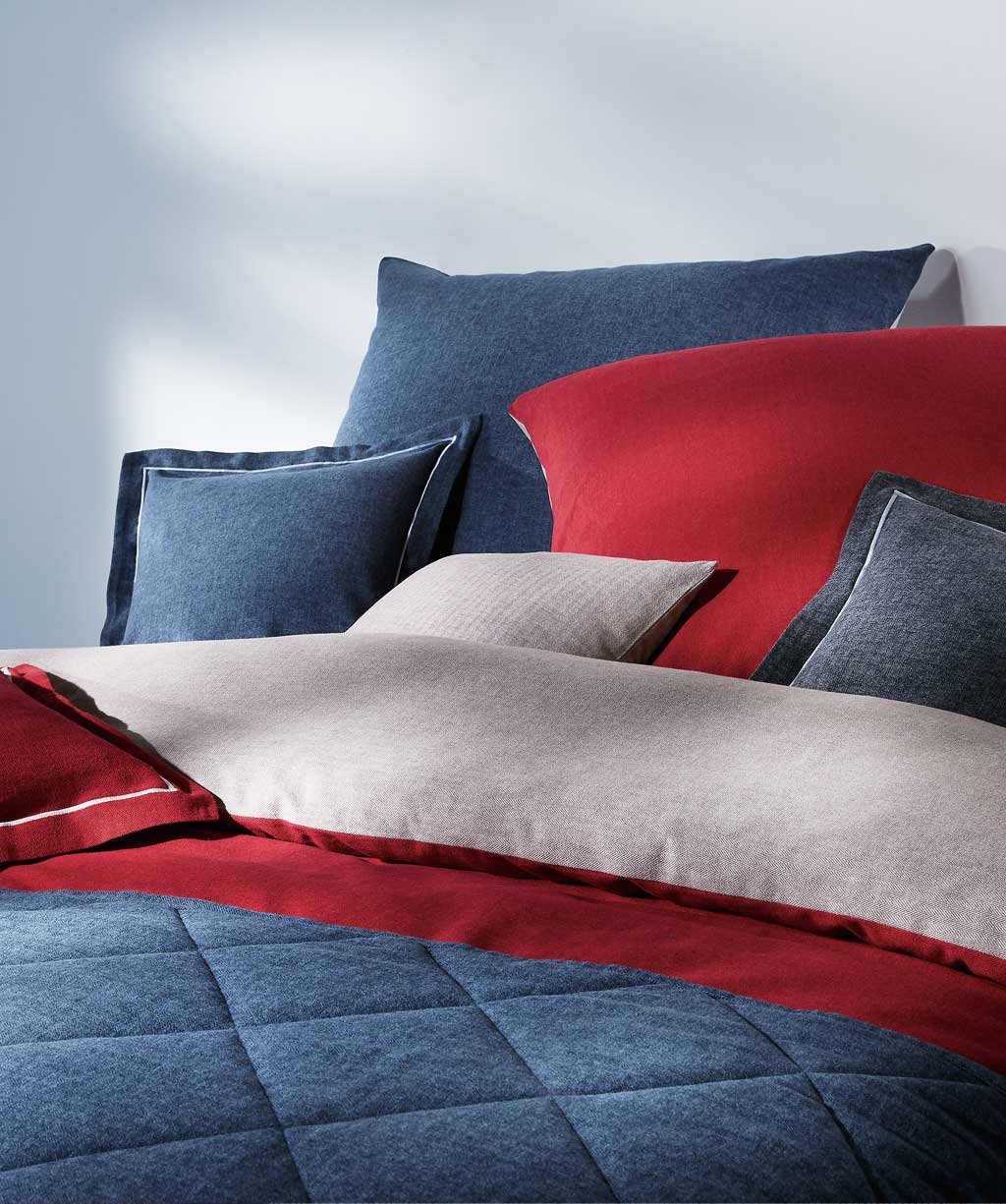 Buntgewebte Edel Flanell Kissen mit Wendeseite in Rot Grau Buntgewebte Edel Flanell Kissen mit Wendeseite in Rot Grau
